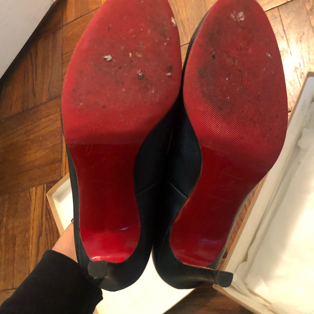 Simple pump from Louboutin. Box and dust bag included - Picture 3 of 9
